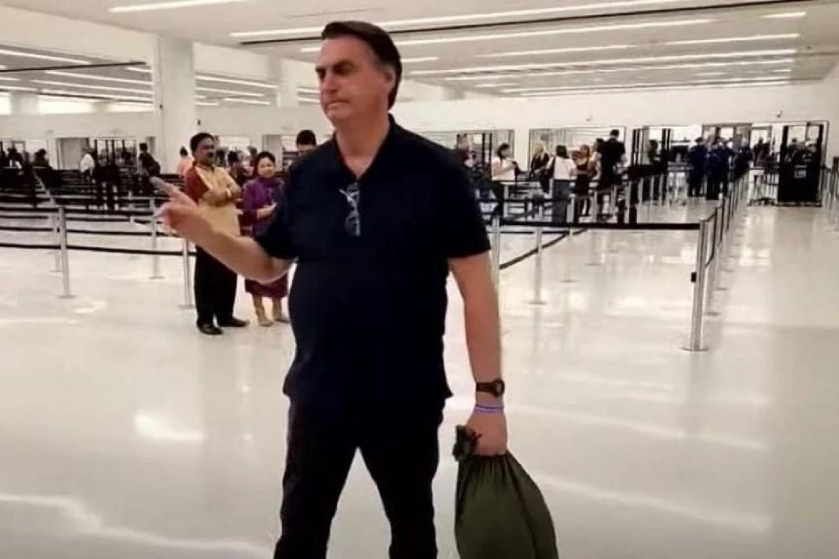 Bolsonaro desembarca no Brasil e alerta: 'não vou liderar nenhuma oposição'