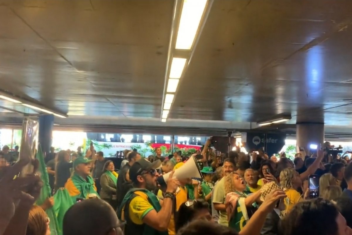 Vídeo: ao chegar no Brasil, Bolsonaro é recebido por multidão de apoiadores no aeroporto de Brasília