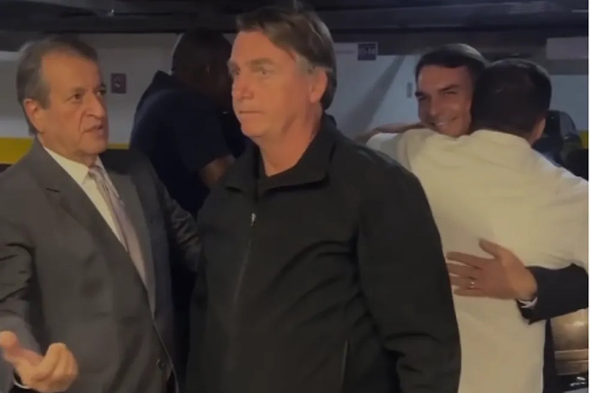 Vídeo: Bolsonaro é recepcionado por aliados na sede do PL