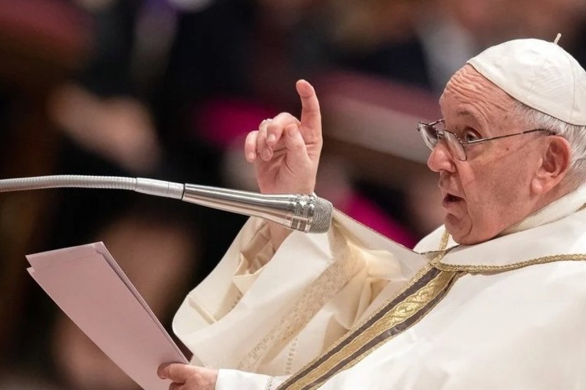 Após passar noite em hospital, Vaticano diz que saúde do Papa 'melhora progressivamente'