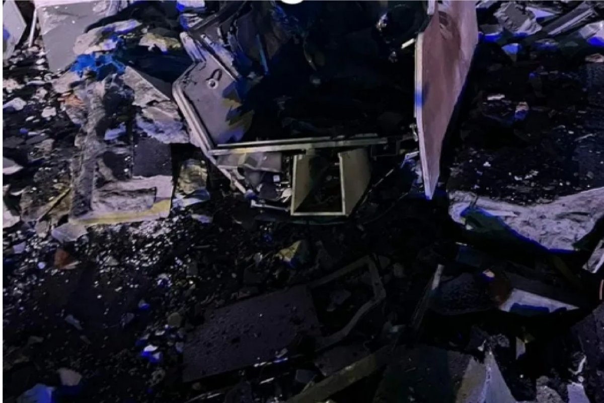 Criminosos explodem cofre de posto de gasolina em Simões Filho (BA)