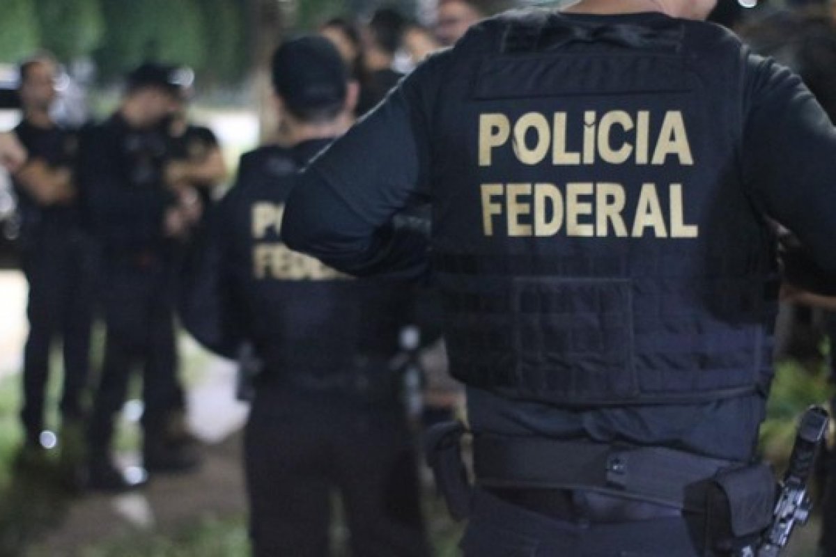 Mulher é presa suspeita de estuprar três filhos e compartilhar os abusos na internet