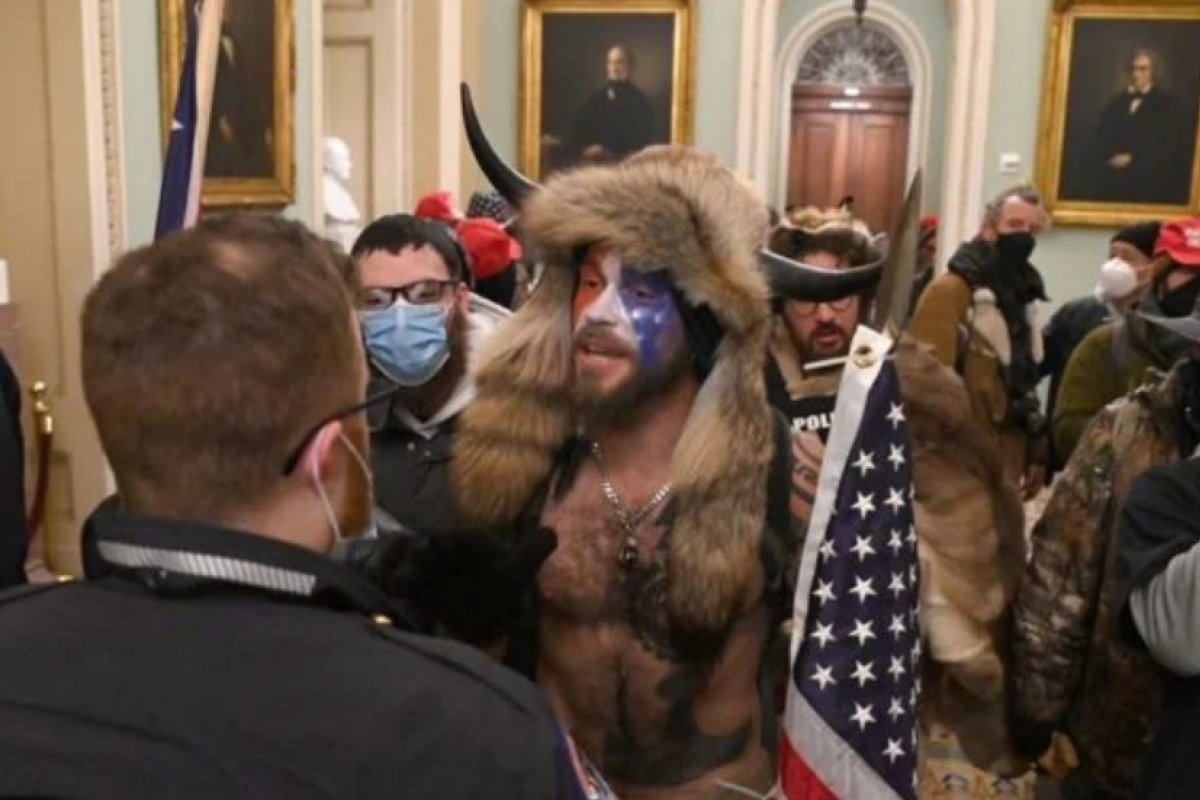 “Chifrudo do Capitólio” é transferido ao semiaberto nos Estados Unidos