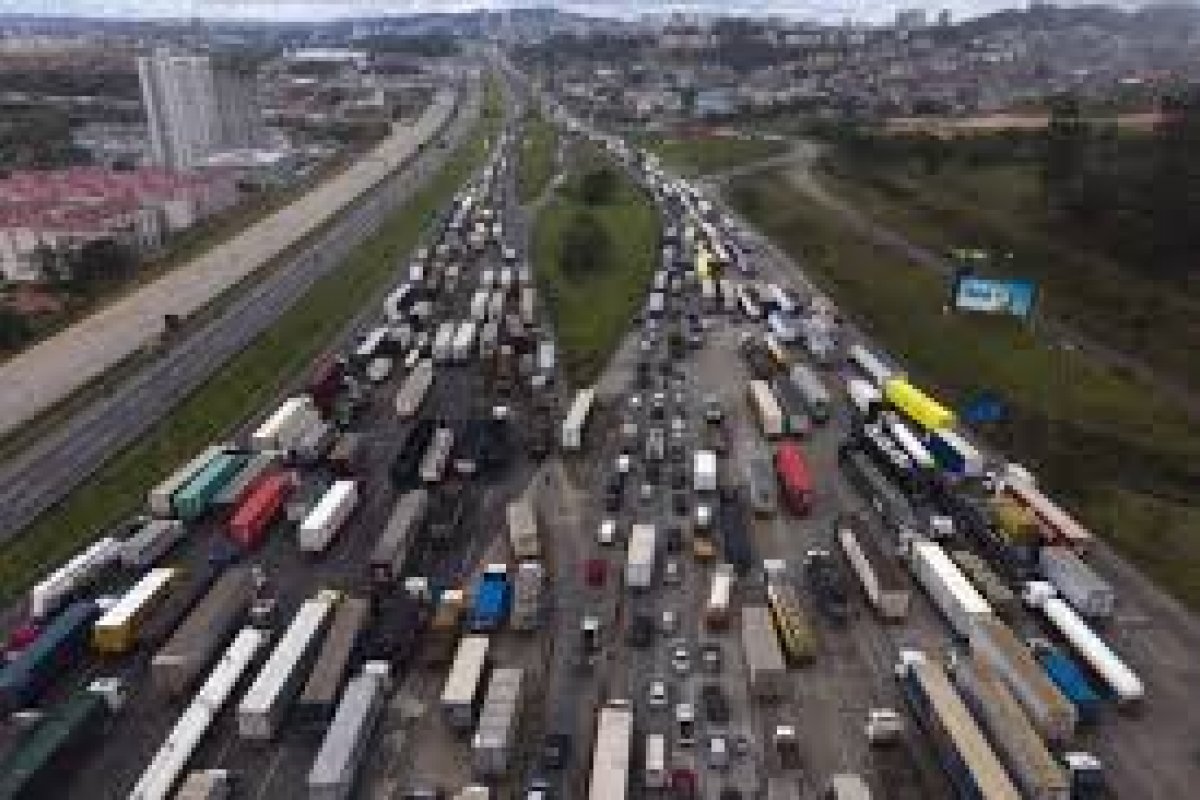 Estudo revela que exposição prolongada ao barulho de trânsito pode aumentar risco de hipertensão 