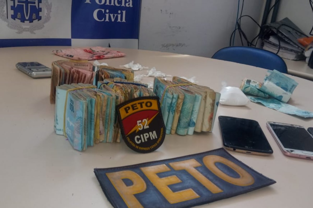 Suspeita de tráfico é presa com drogas e mais de R$ 30 mil em Lauro de Freitas