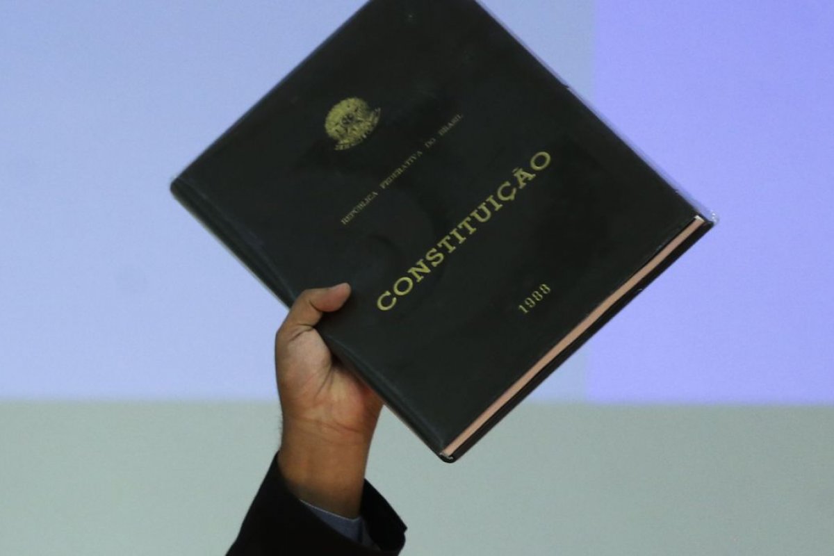 Moraes decide manter a prisão do homem que furtou réplica da Constituição