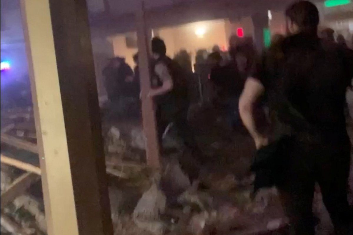 Desabamento de teto em teatro deixa uma pessoa morta e 28 feridas nos EUA