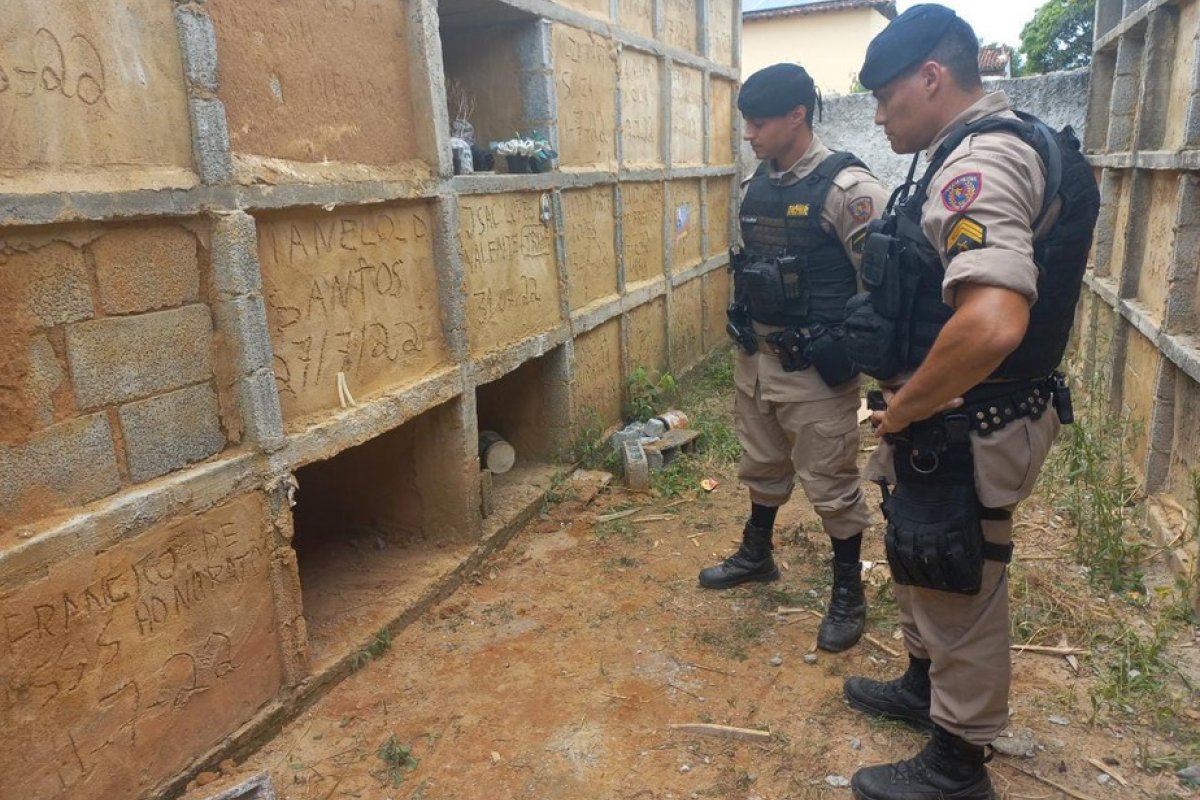 Policiais continuam as buscas por suspeitos de enterrar mulher viva em MG