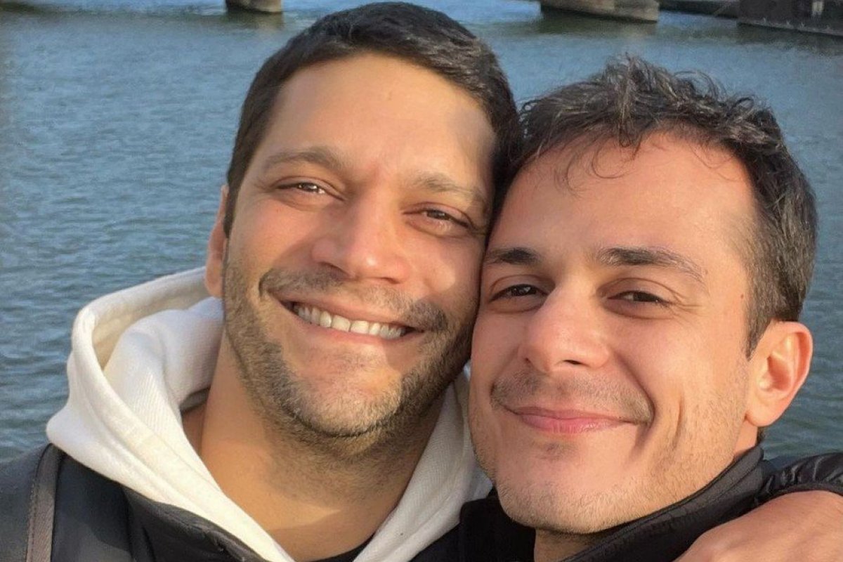Ator Armando Babaioff comemora aniversário em Paris com o namorado! 