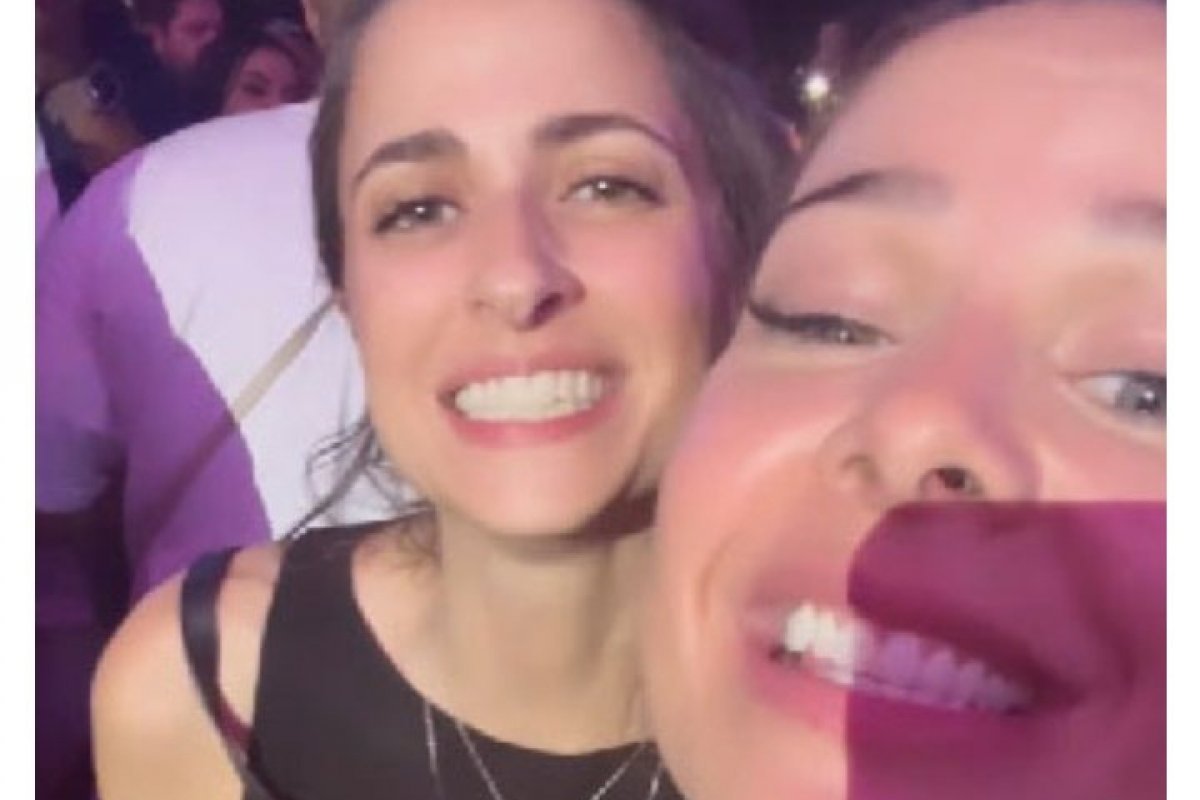 Viva o amor! Fernanda Souza surge com a namorada no show do ex-marido, Thiaguinho