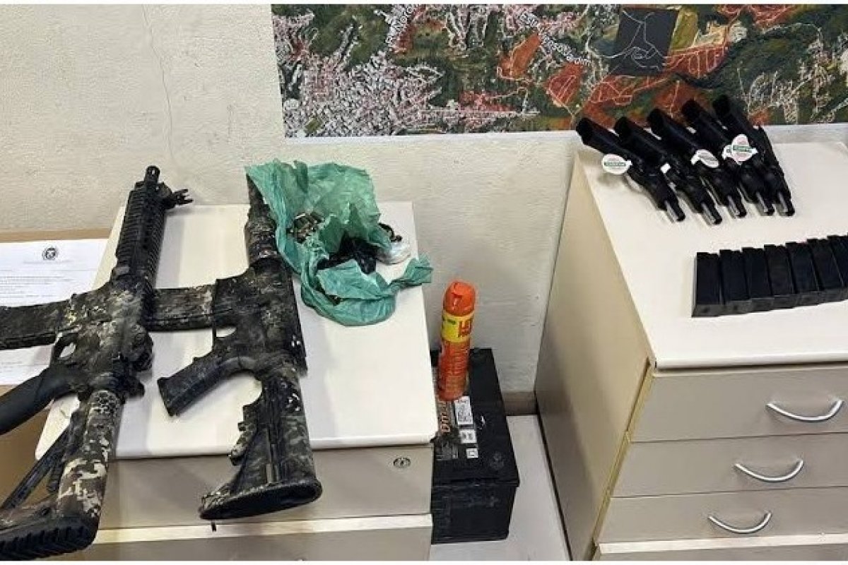 Mulher é presa em ônibus com carga de fuzis, pistolas e munição indo da Rocinha para Salvador