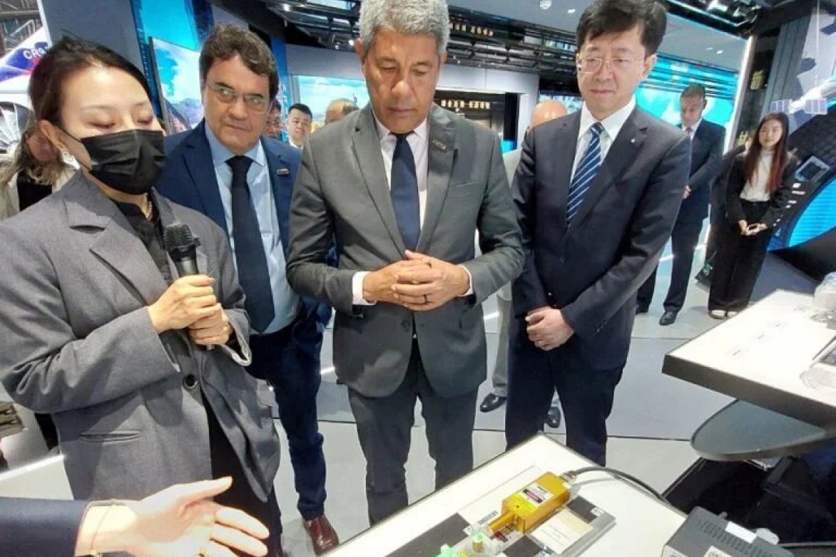 "Investimento chinês vai gerar empregos, renda e desenvolvimento", diz Jerônimo ao visitar fábrica em Pequim