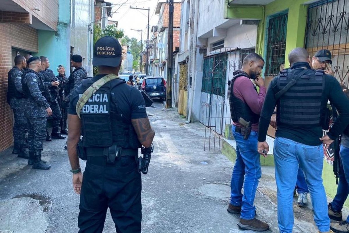 Polícia Federal cumpre quatro mandados na Operação Terra Protegida em Salvador