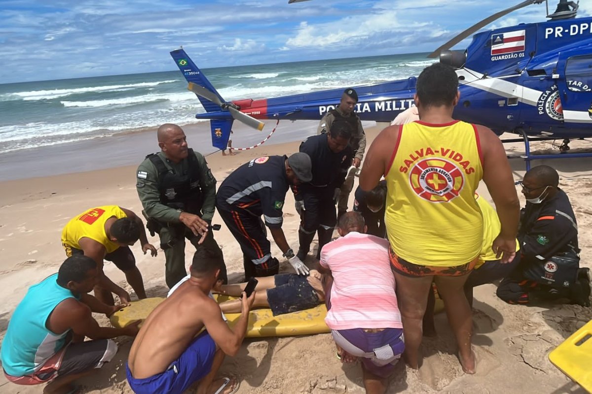 Vídeo: duas mulheres são resgatadas após afogamento na praia de Ipitanga