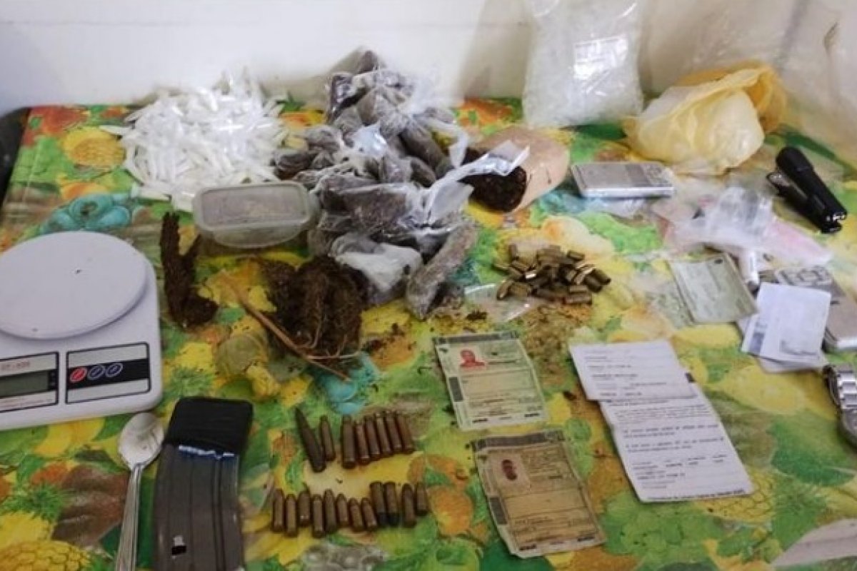 PM prende dupla em flagrante por suspeita de tráfico em Camaçari 