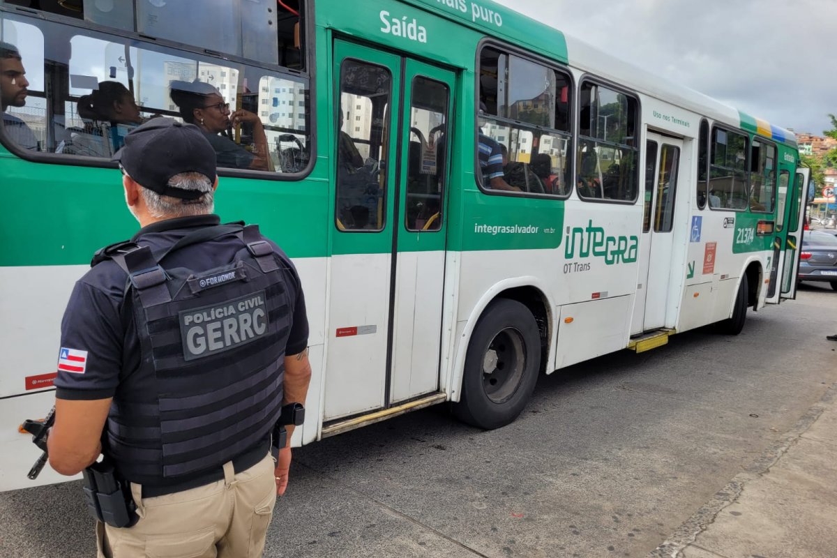 Polícia prende casal suspeito de assaltos a ônibus em Salvador