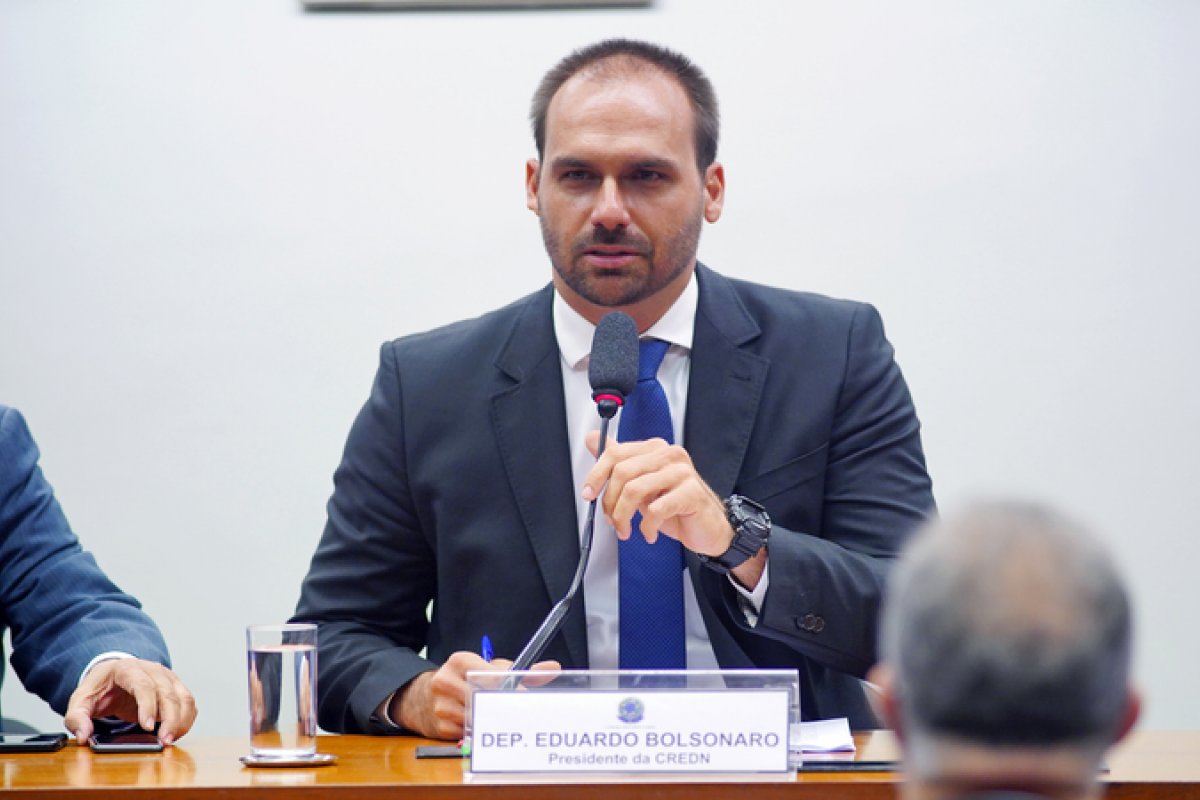 PSL destitui Eduardo Bolsonaro da presidencia do partido em SP