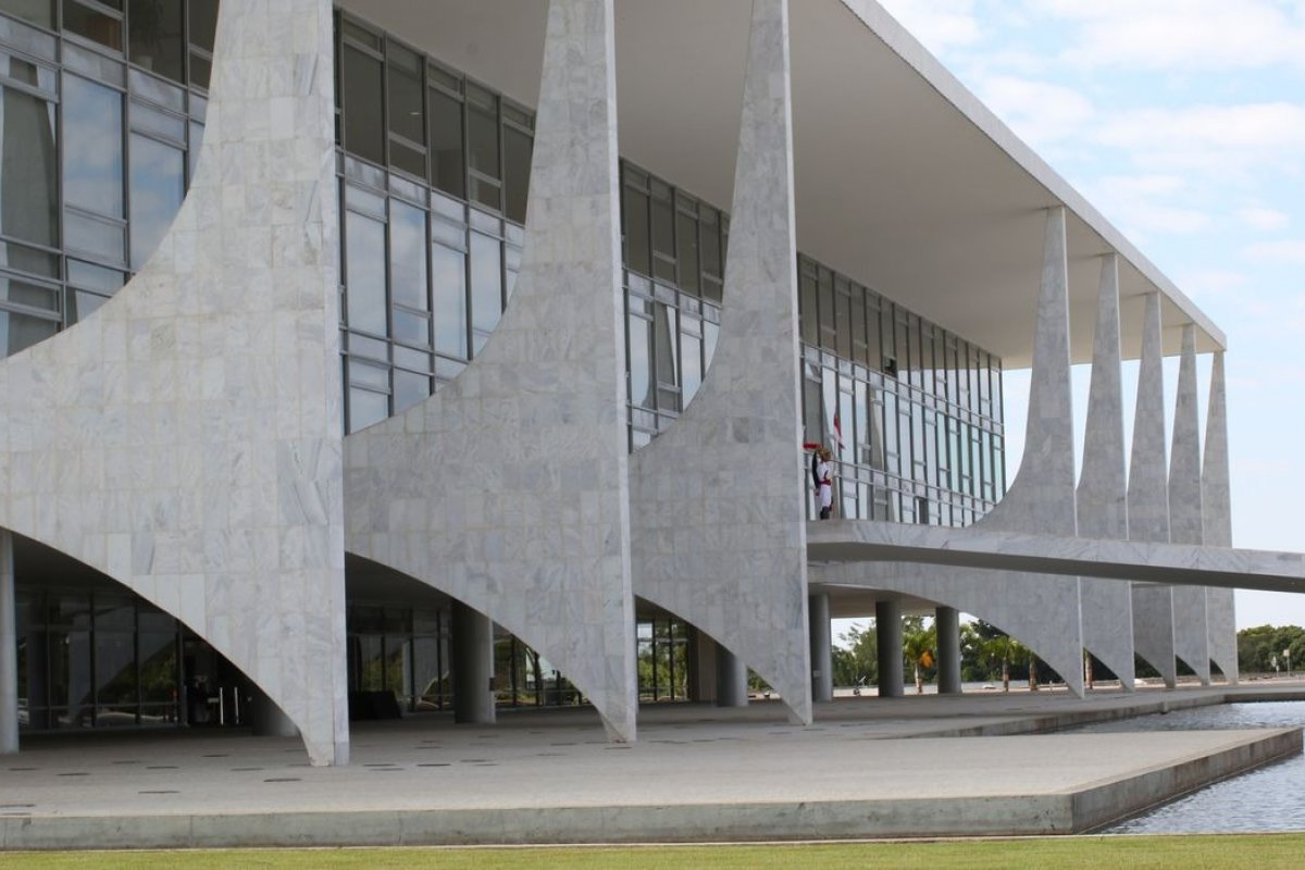 Após atentado a creche, governo promete medidas para combater a violência