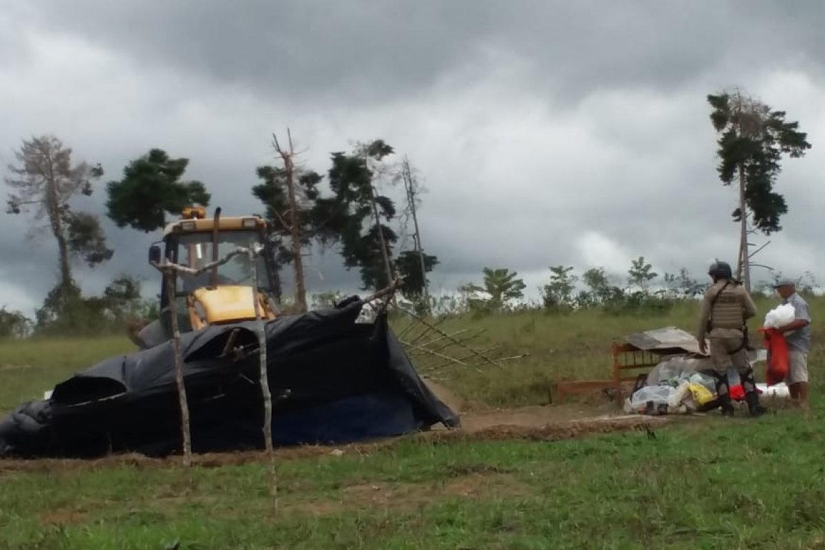 Polícia cumpre reintegração de posse em fazenda invadida pelo MST na Bahia
