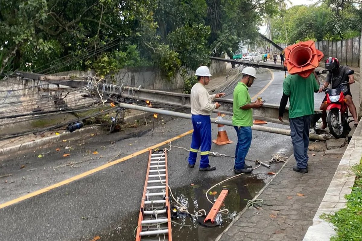 Três postes tombam no Vale dos Lagos em Salvador
