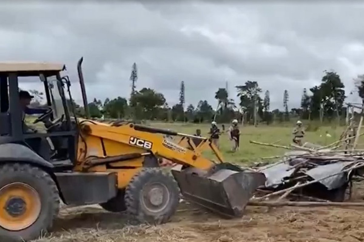 PM derruba barracos e reintegra posse de terras invadidas na Bahia