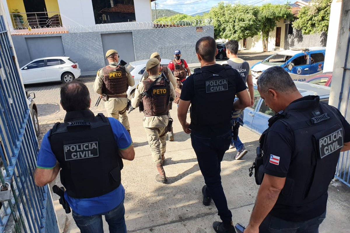 Atuando mesmo custodiado em presídio, líder do tráfico de Brumado é alvo de mandado