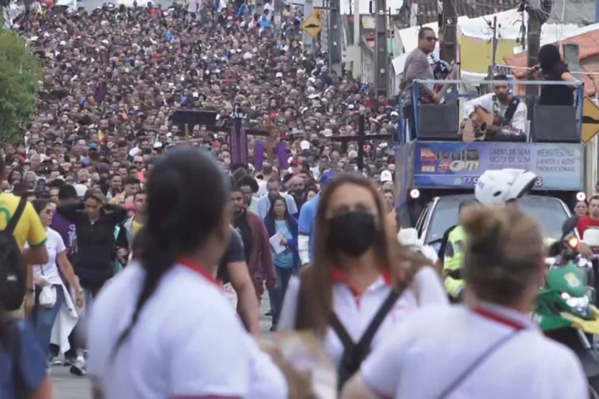 Procissão da Via Sacra reúne milhares de fiéis em Vitória da Conquista