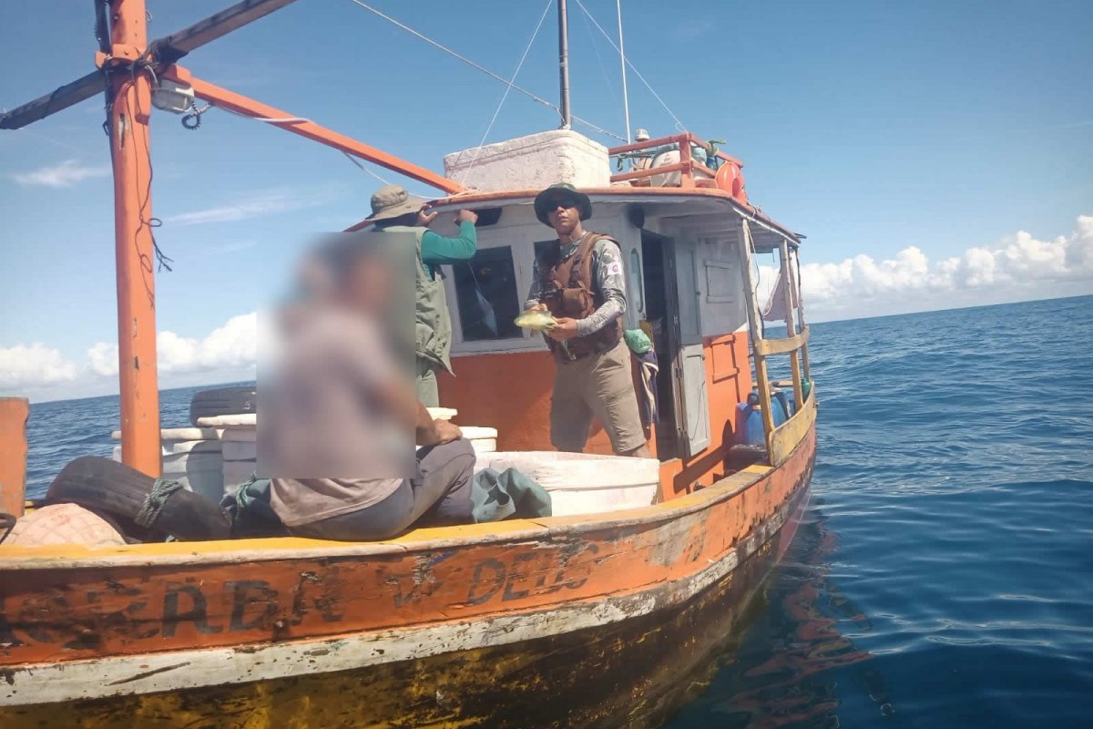 Embarcação com pesca ilegal de camarão é apreendida em Porto Seguro