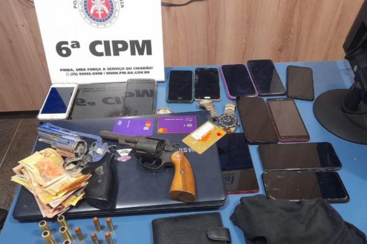 PM prende dupla suspeita de assalto a ônibus interestadual na Bahia