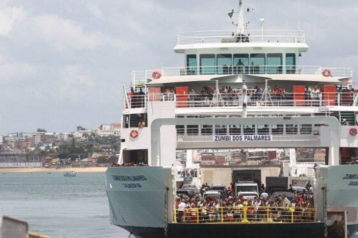 Ferry-boat registra movimento intenso de saída de Salvador nesta Sexta-Feira Santa
