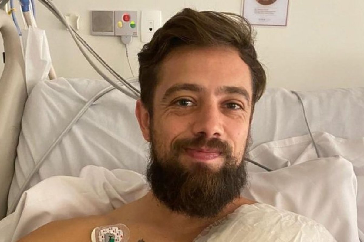 Ator Rafael Cardoso se envolve em acidente de moto no Rio de Janeiro!