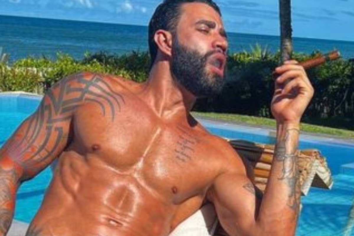 Na Bahia, Gusttavo Lima exibe o bronzeado em foto só de sunga!