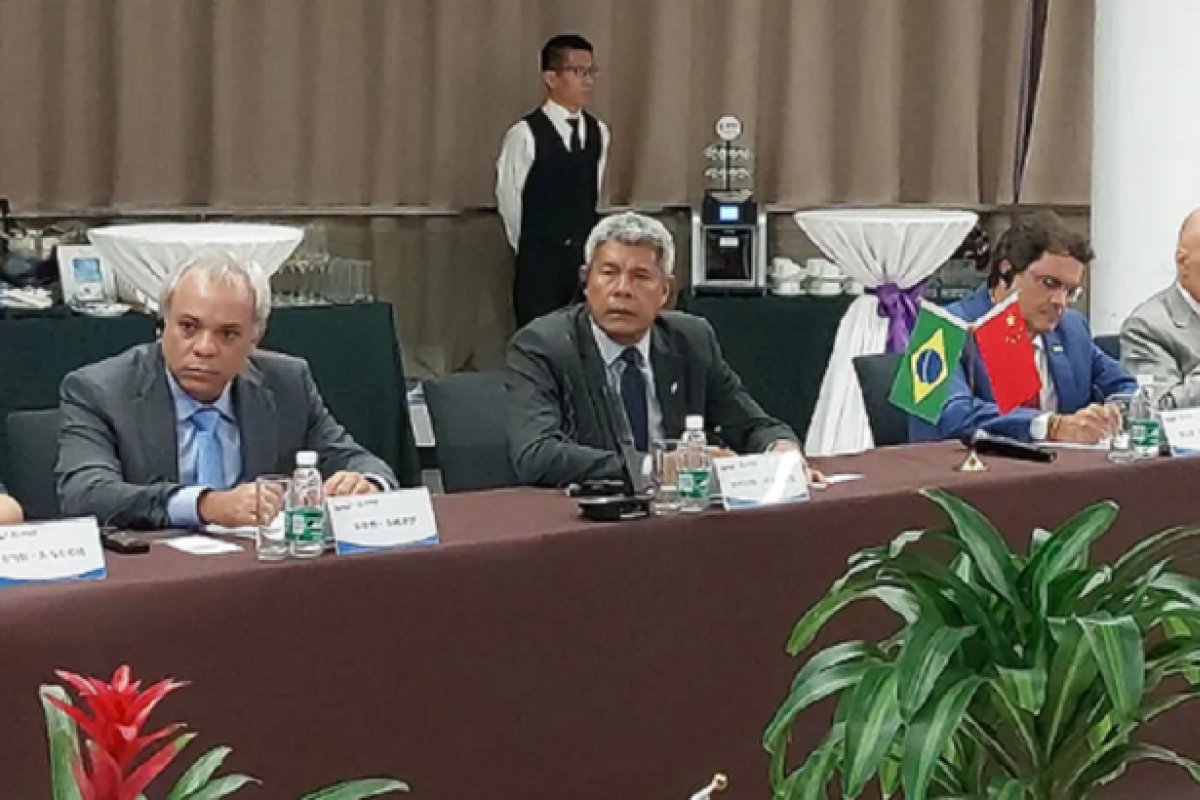 Jerônimo pede que viagem à China seja estendida para se encontrar com Lula