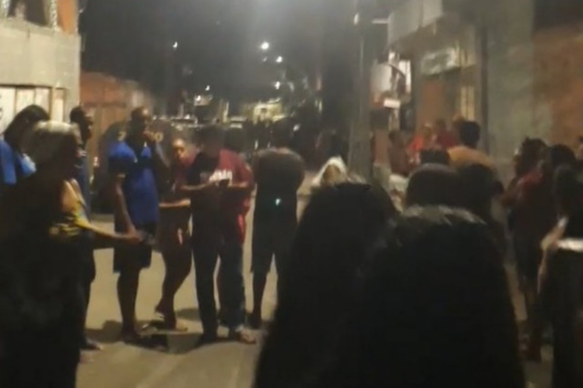 Dois homens fazem mulher e crianças de refém no subúrbio de Salvador