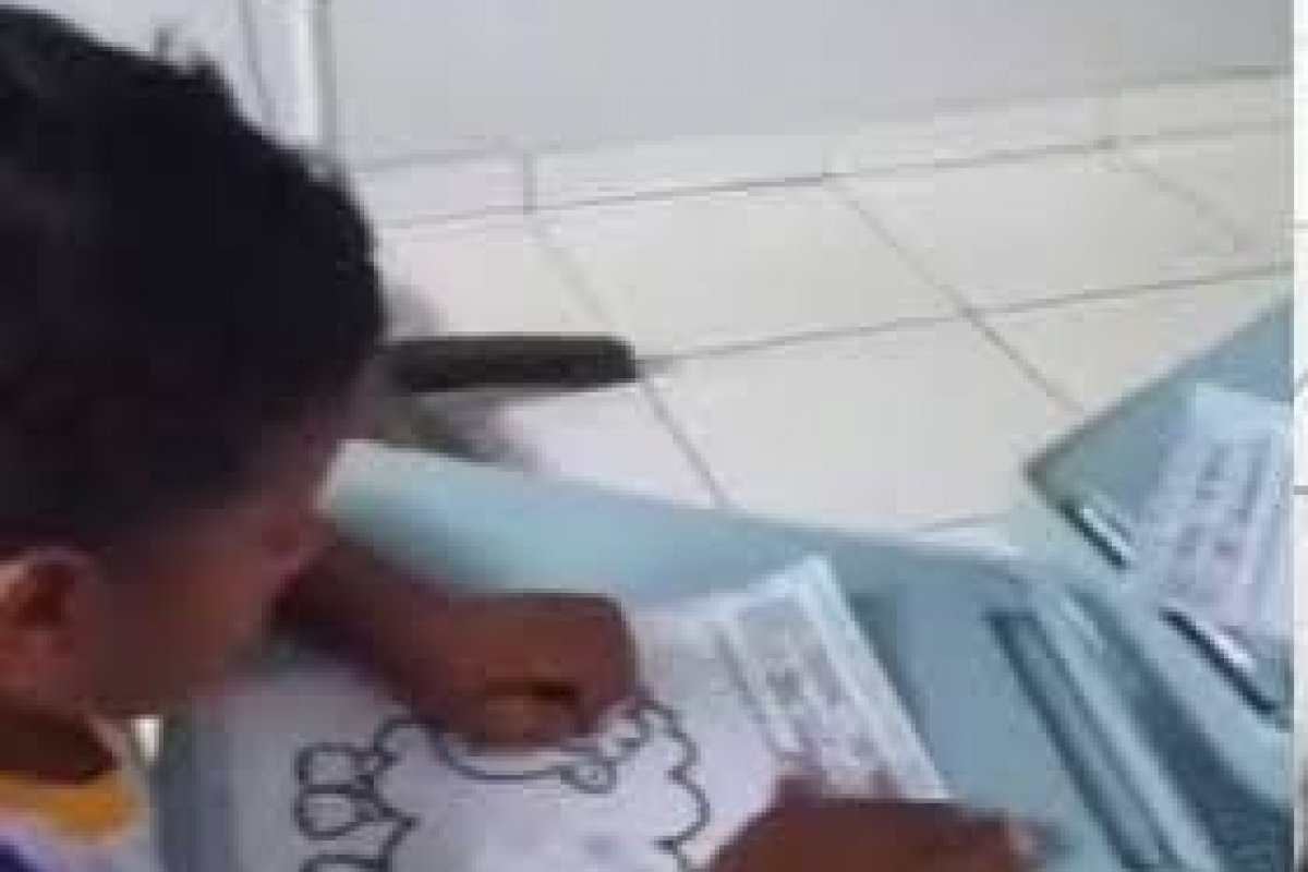 Vídeo: Professora agride aluno em sala de aula por interromper gravação de vídeo