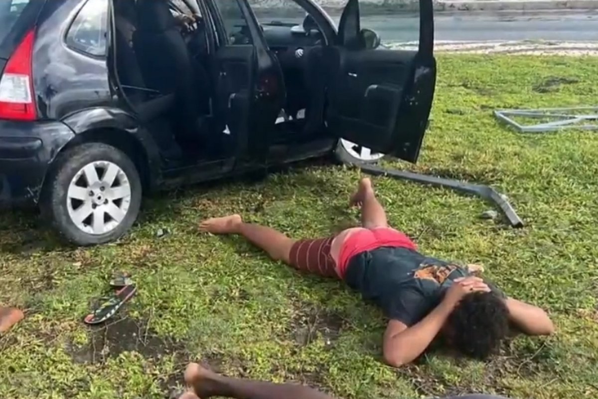 Homem é preso e 2 adolescentes são apreendidos por roubos na orla de Salvador