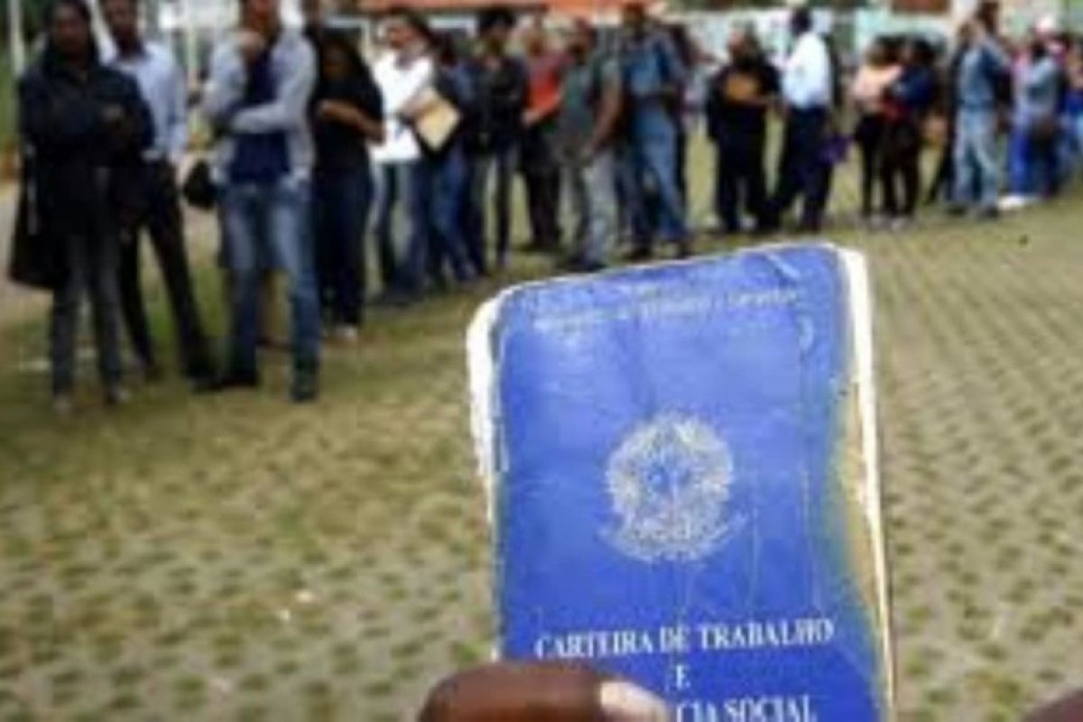 Quase 4 milhões de brasileiros formados não encontram emprego na área 