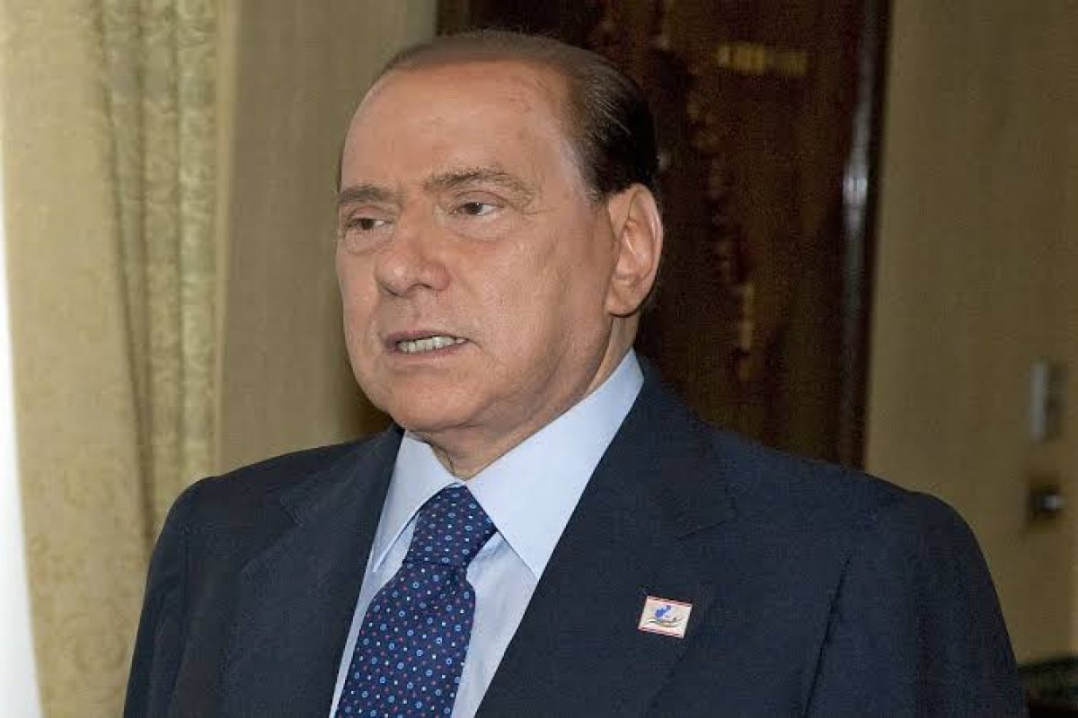 Ex-primeiro ministro da Itália segue internado em UTI