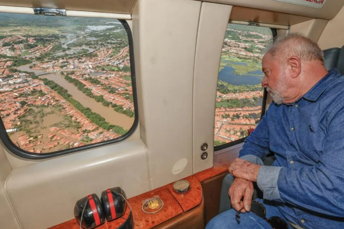 Lula sobrevoa áreas atingidas pelas enchentes no Maranhão