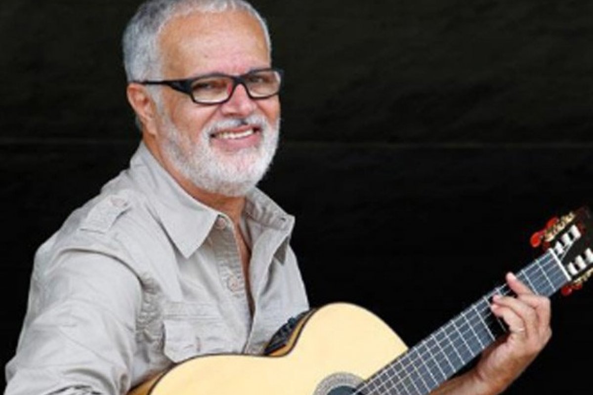 Roberto Mendes faz show bate-papo na Casa da Mãe!