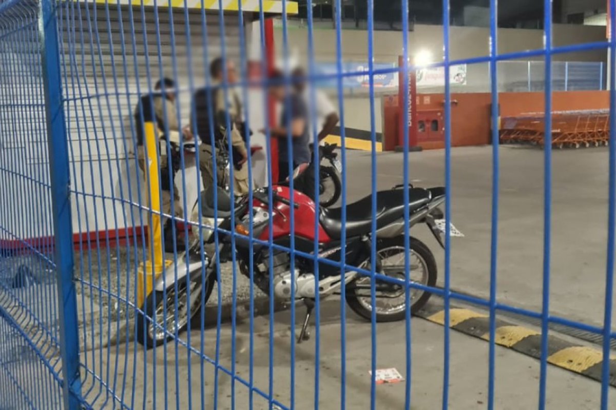 Suspeito leva tiro e morre ao tentar assaltar clientes de supermercado em São Caetano