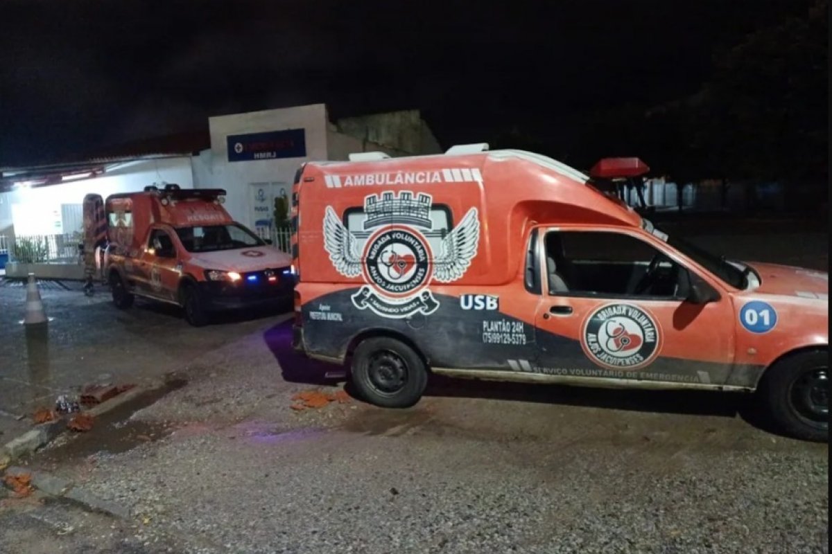 Mãe e filho morrem após moto ser atingida por carro no interior da Bahia