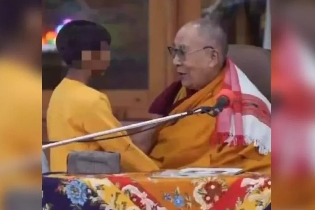 Líder espiritual Dalai Lama pede desculpas após pedir que criança chupasse sua língua