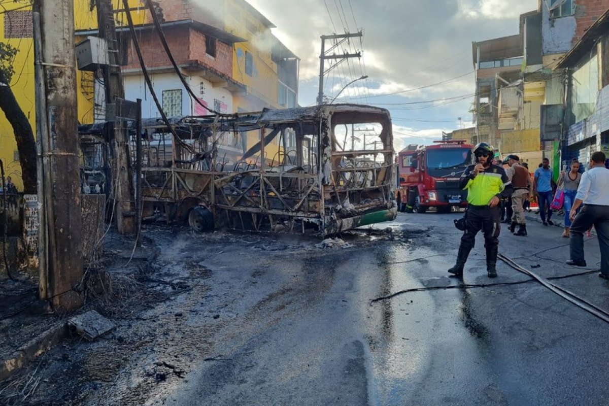 Ônibus é incendiado em Sussuarana 10 dias após outro ataque a coletivo no bairro