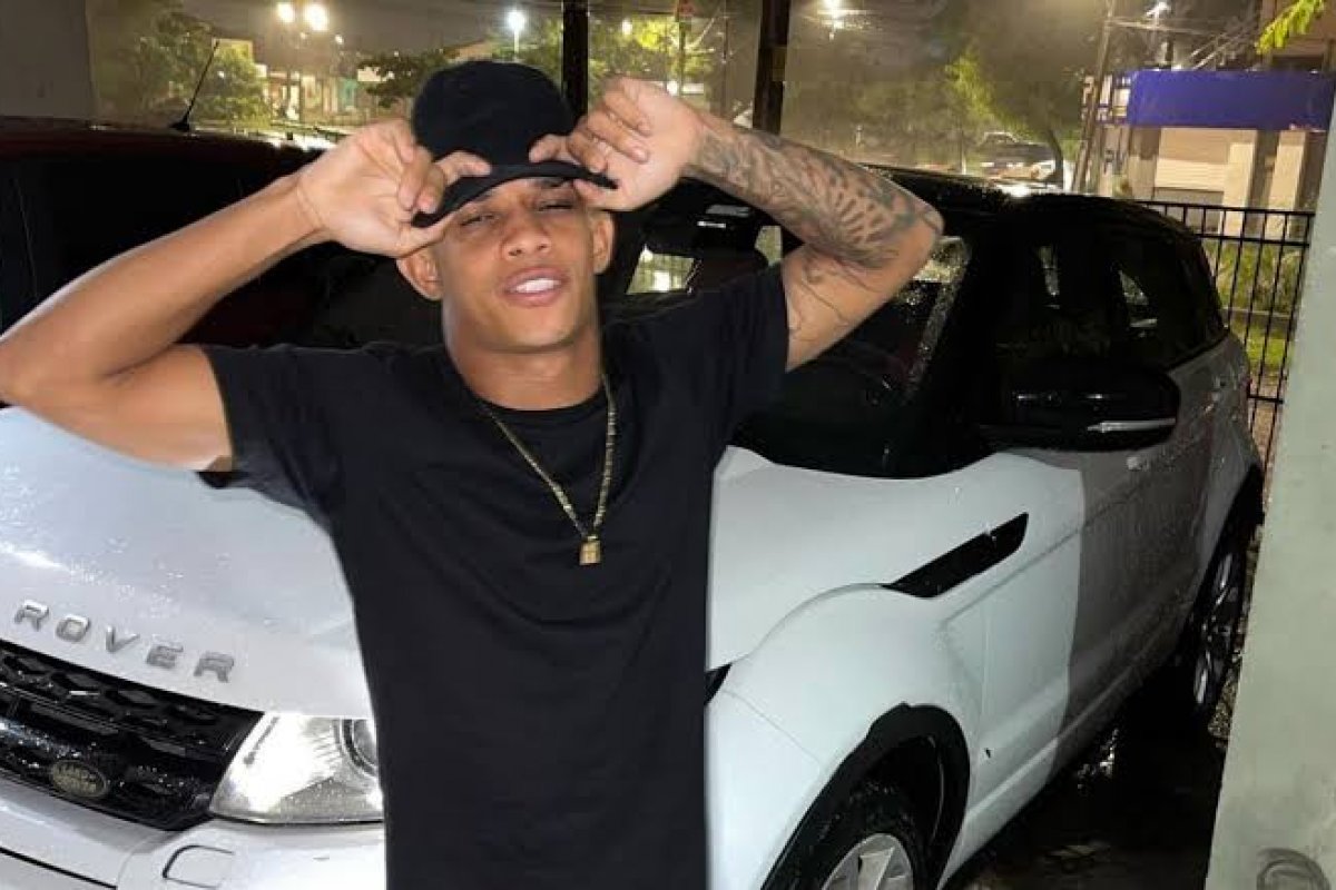 Vídeo: MC Biel Xcamoso morre em acidente de carro em Pernambuco
