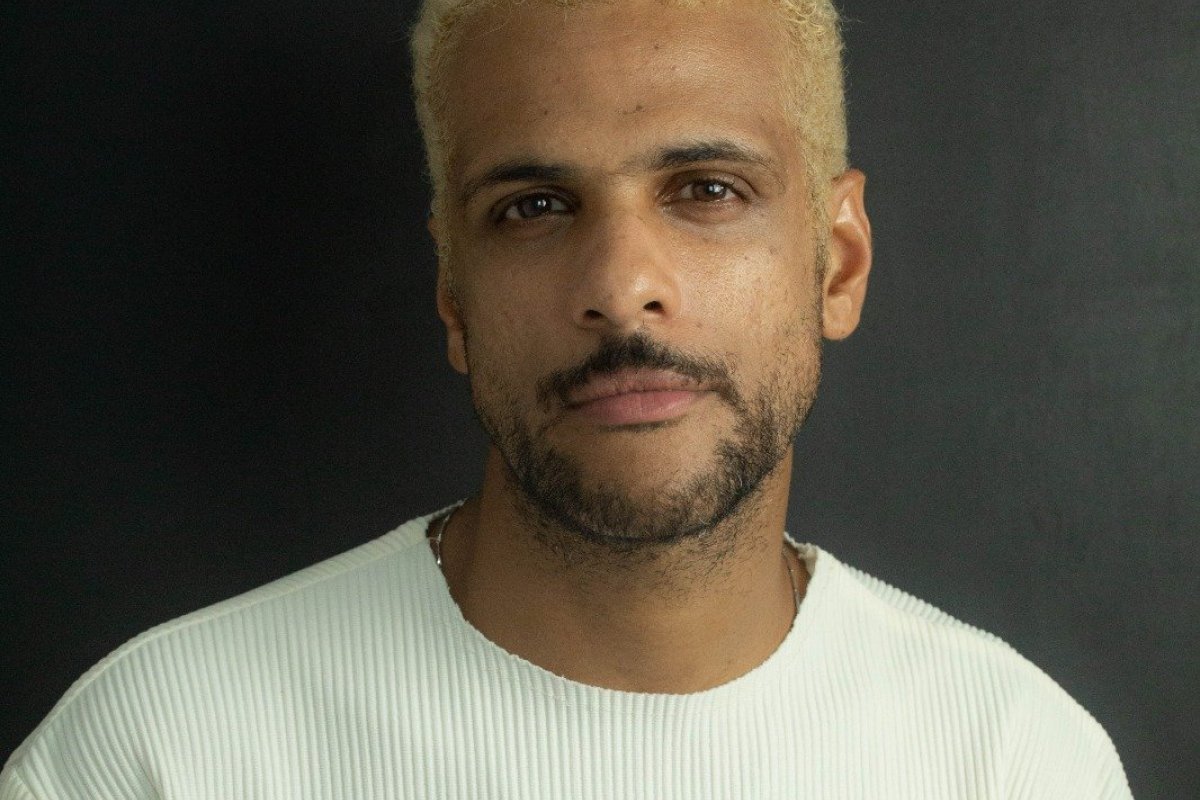 Vilão na série "DOM", baiano Murilo Sampaio revela desafio do papel e saudade de Salvador