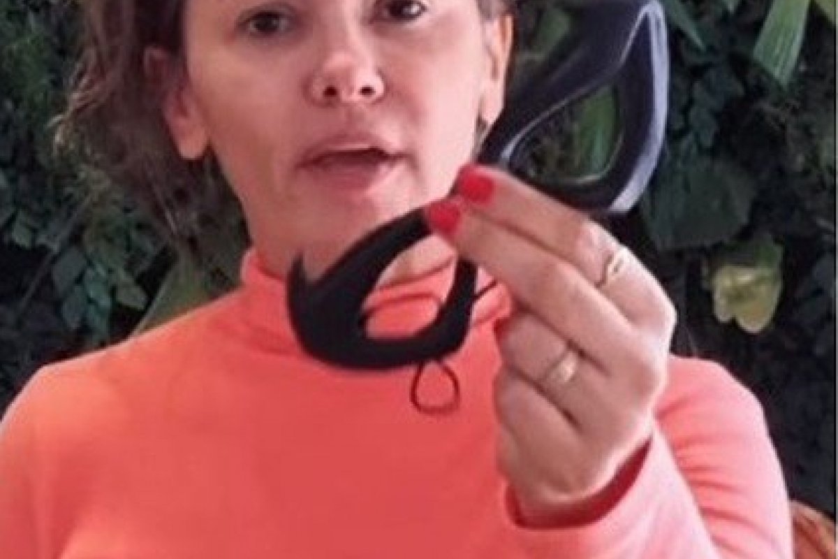 Evangélica, Suzana Alves usa adereço de Tiazinha para 'pregar' na web