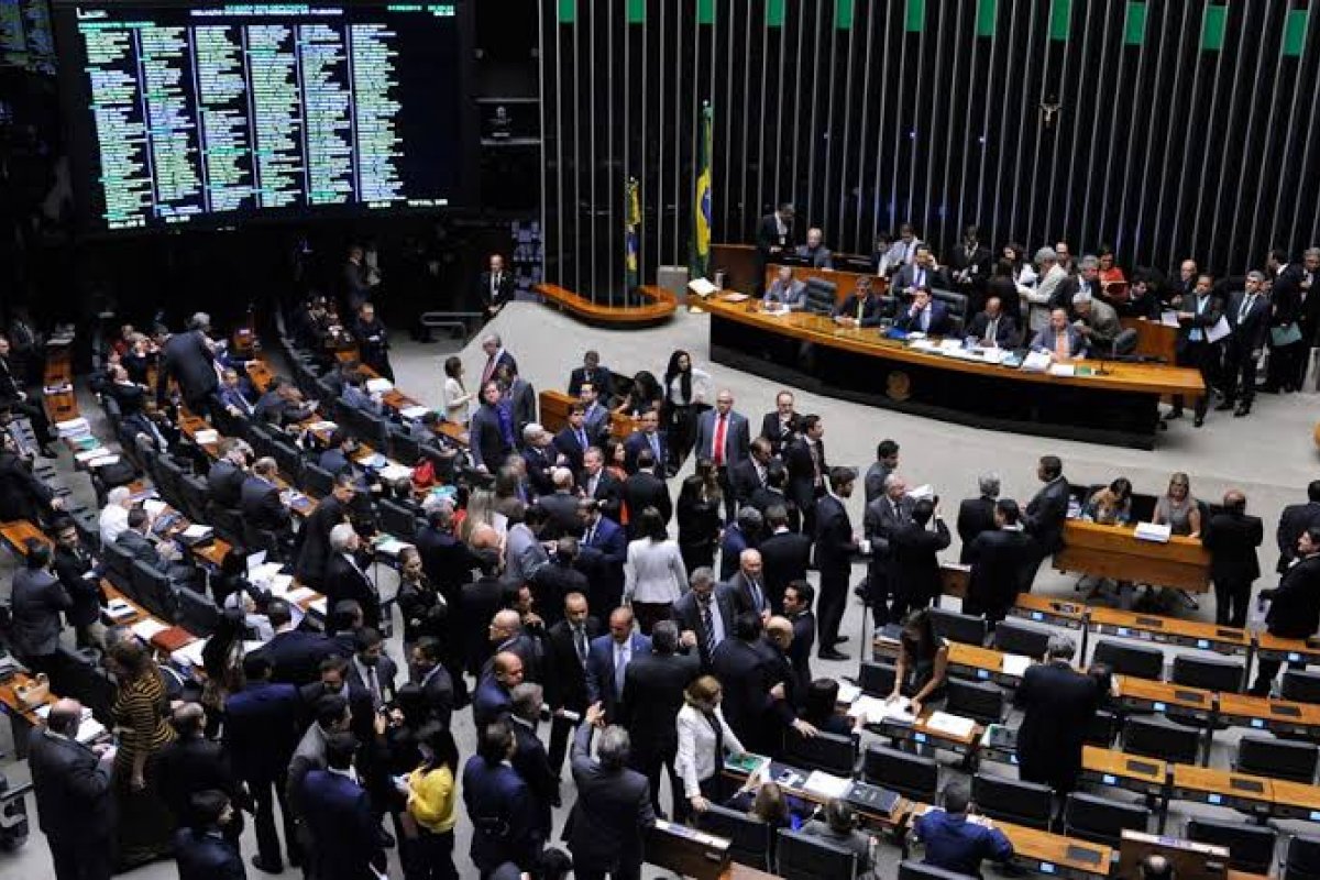 PT e PSL se unem para apoiar aumento do fundo eleitoral