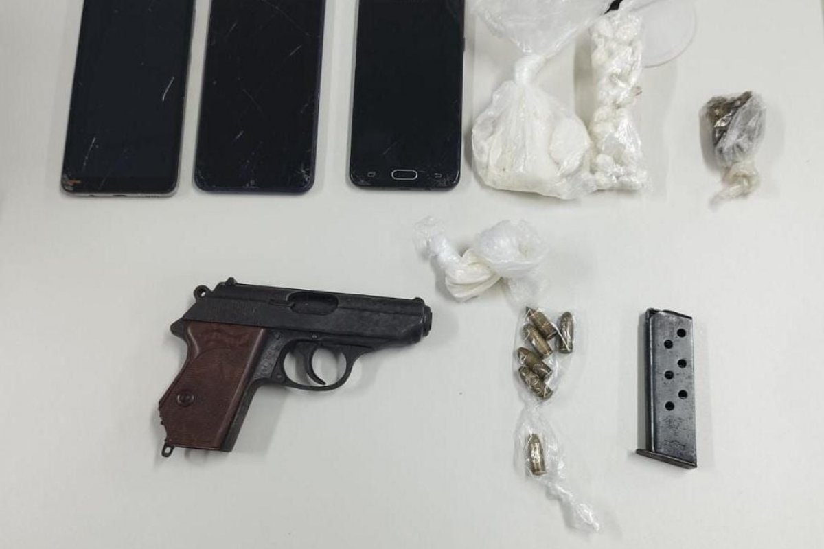 Dupla suspeita de homicídio é flagrada com drogas no bairro do Uruguai, em Salvador