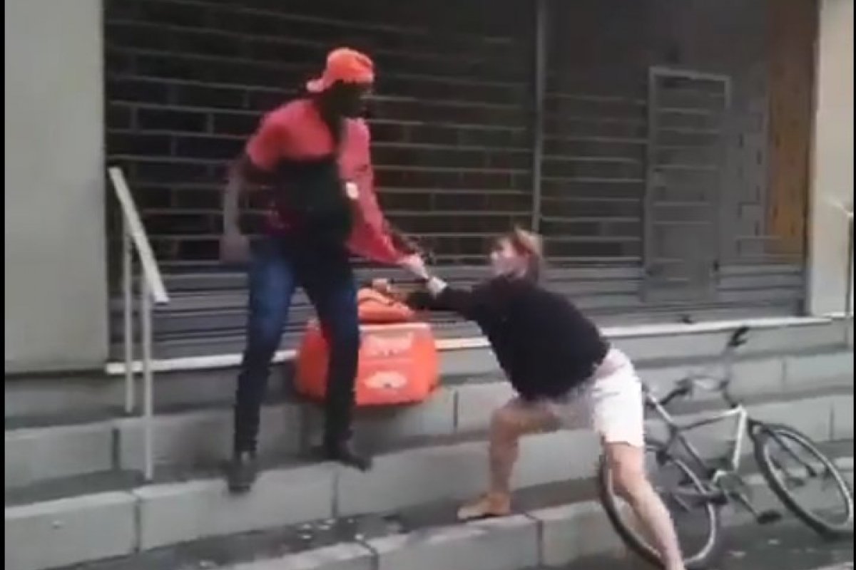 Vídeo: mulher que agrediu entregadores no RJ é investigada por injúria e lesão corporal